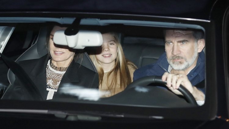 Los Reyes Felipe y Letizia con la Infanta Sofía tras pasar la tarde del Día de Reyes 2020 en casa de Jesús Ortiz