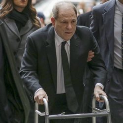 Harvey Weinstein empujando un andador a su llegada al juicio el 6 de enero de 2020