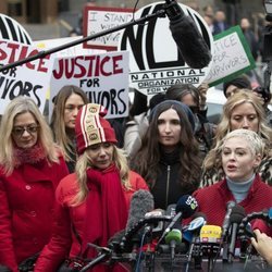 Rosanna Arquette y Rose McGowan junto a otras denunciantes de Weinstein a las puertas de la Corte de Nueva York