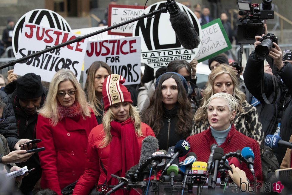 Rosanna Arquette y Rose McGowan junto a otras denunciantes de Weinstein a las puertas de la Corte de Nueva York