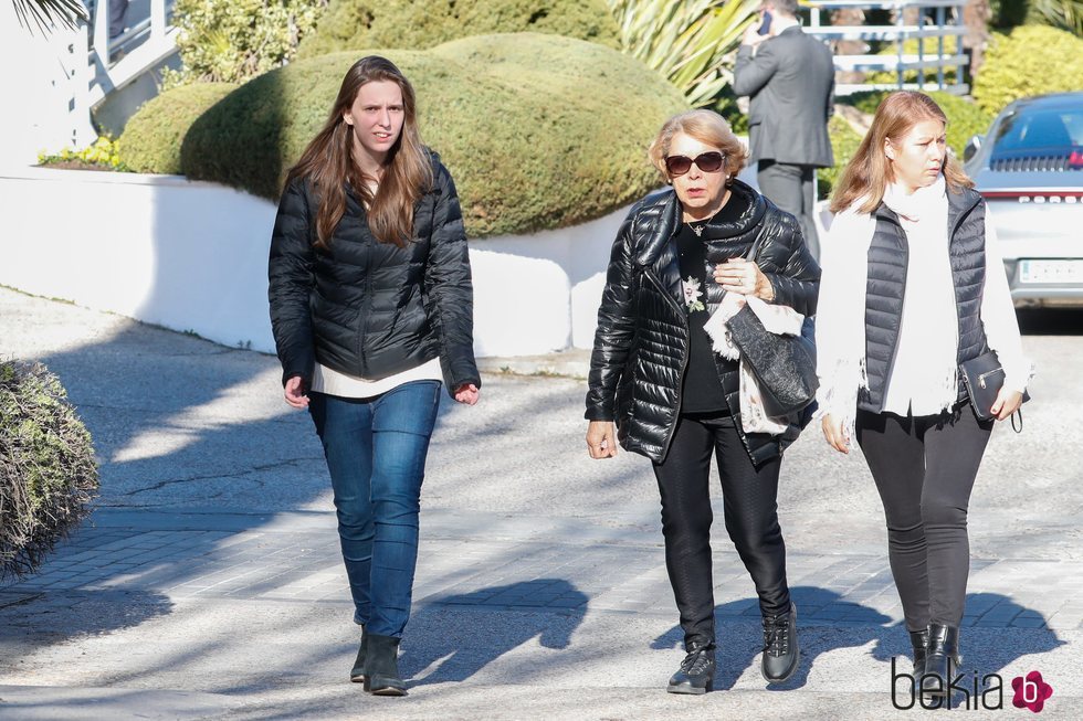 María Fernández Gómez-Acebo, hija de Simoneta Gómez-Acebo, visita a la Infanta Pilar en el hospital