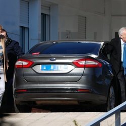 Carlos Zurita y María Zurita visitan a la Infanta Pilar en el hospital