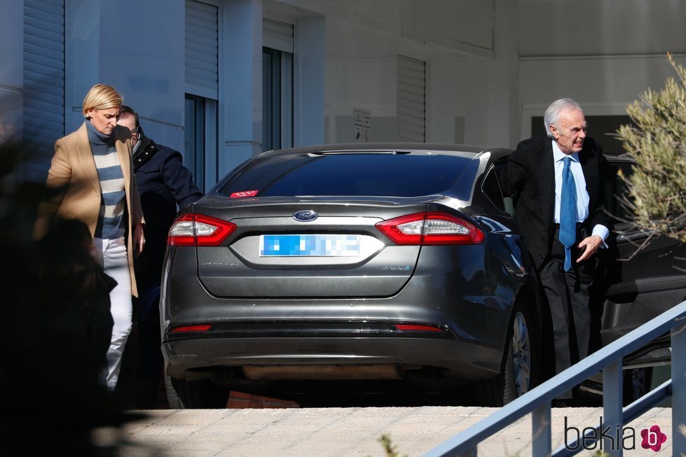 Carlos Zurita y María Zurita visitan a la Infanta Pilar en el hospital