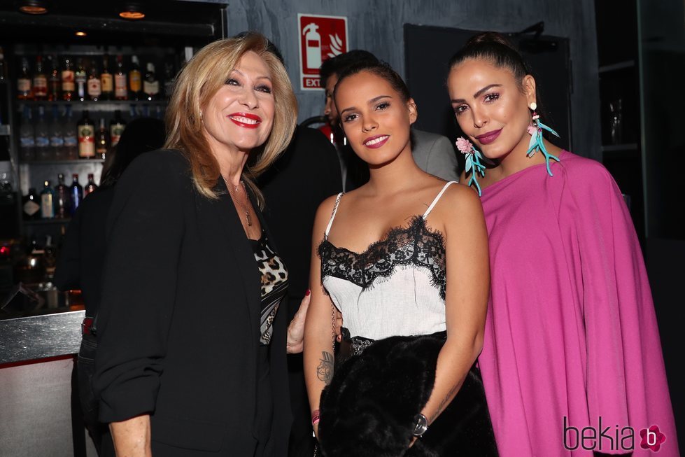 Rosa Benito, Gloria Camila y Amor Romeira en la presentación de 'Me voy acercando a ti'