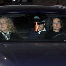 La Infanta Elena, Froilán y Victoria Federica en la capilla ardiente de la Infanta Pilar