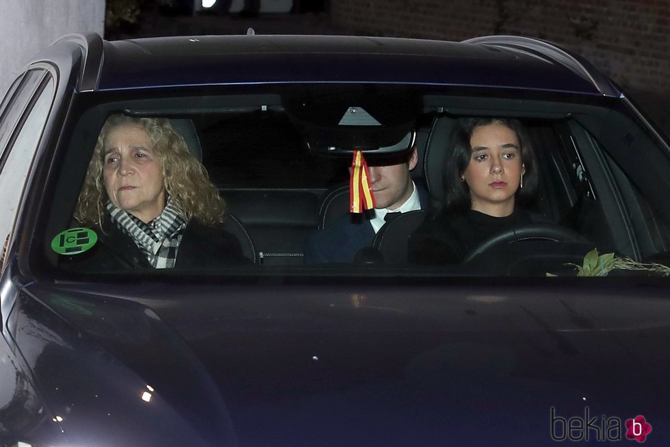 La Infanta Elena, Froilán y Victoria Federica en la capilla ardiente de la Infanta Pilar