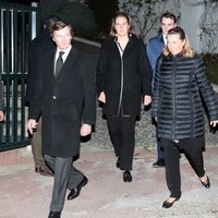 Pedro de Borbón-Dos Sicilias, Cristina de Borbón-Dos Sicilias y Pedro López Quesada con sus hijos Pedro Pablo y Victoria López Quesada en la capilla ardien