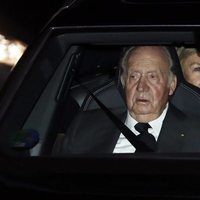 Los Reyes Juan Carlos y Sofía en la capilla ardiente de la Infanta Pilar