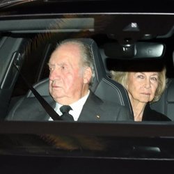 El Rey Juan Carlos y la Reina Sofía en la capilla ardiente de la Infanta Pilar