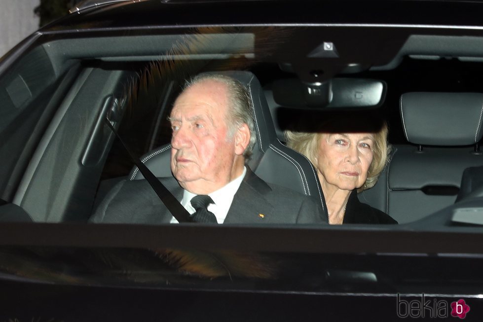 El Rey Juan Carlos y la Reina Sofía en la capilla ardiente de la Infanta Pilar