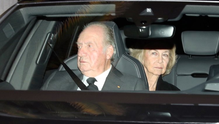 El Rey Juan Carlos y la Reina Sofía en la capilla ardiente de la Infanta Pilar