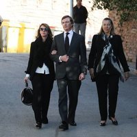 Pedro de Borbón-Dos Sicilias y Sofía Landaluce con Cristina de Borbón-Dos Sicilias y Pedro López Quesada en el funeral de la Infanta Pilar