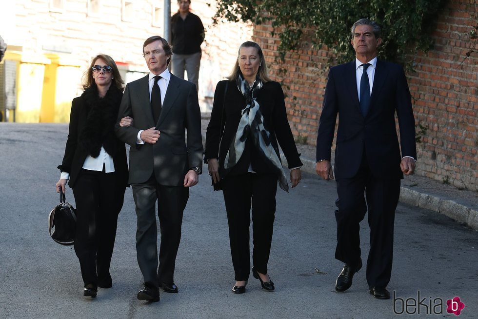 Pedro de Borbón-Dos Sicilias y Sofía Landaluce con Cristina de Borbón-Dos Sicilias y Pedro López Quesada en el funeral de la Infanta Pilar