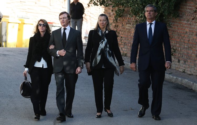 Pedro de Borbón-Dos Sicilias y Sofía Landaluce con Cristina de Borbón-Dos Sicilias y Pedro López Quesada en el funeral de la Infanta Pilar