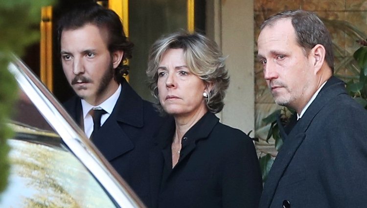 Bruno Gómez-Acebo, Simoneta Gómez-Acebo y su hijo en el funeral de la Infanta Pilar