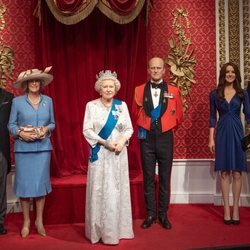 Las figuras de cera de la Reina Isabel, el Duque de Edimgurgo, el Príncipe Carlos, la Duquesa de Cornualles y los Duques de Cambridge