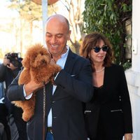 Ana Rosa Quintana con su marido y su mascota en su 64 cumpleaños