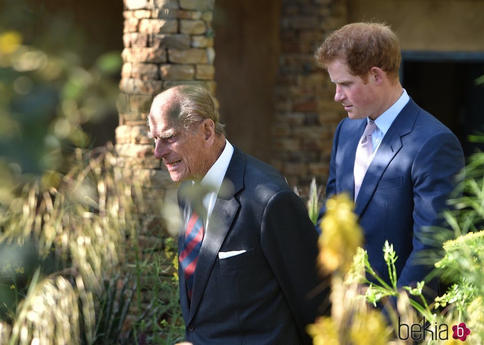 El Duque de Edimburgo y el Príncipe Harry en Chelsea Flower Show