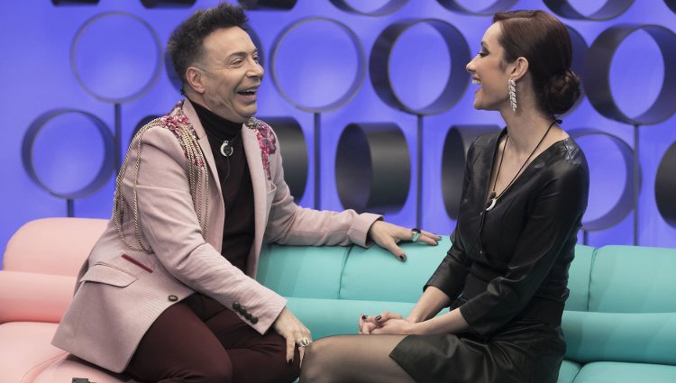 Adara Molinero y Maestro Joao en el confesionario en la gala de estreno de 'El tiempo del descuento'