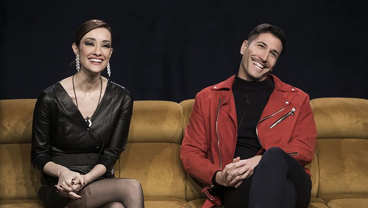 Adara Molinero y Gianmarco Onestini en la gala de estreno de 'El tiempo del descuento'