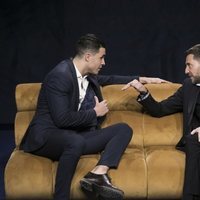 Kiko Jiménez y Antonio David Flores discutiendo a su llegada a la casa de 'El tiempo del descuento' en la gala de estreno