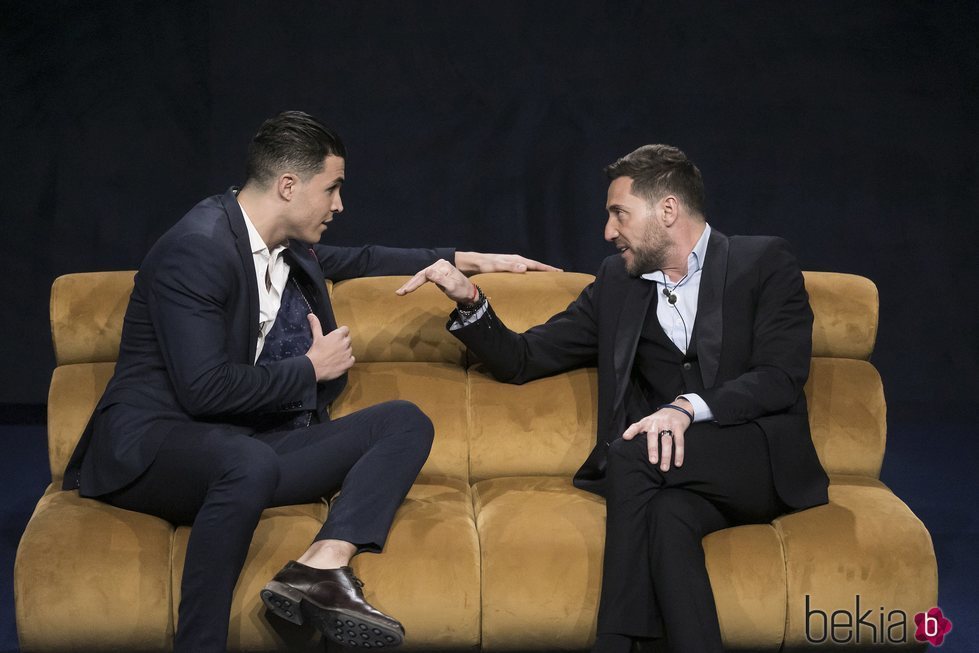 Kiko Jiménez y Antonio David Flores discutiendo a su llegada a la casa de 'El tiempo del descuento' en la gala de estreno