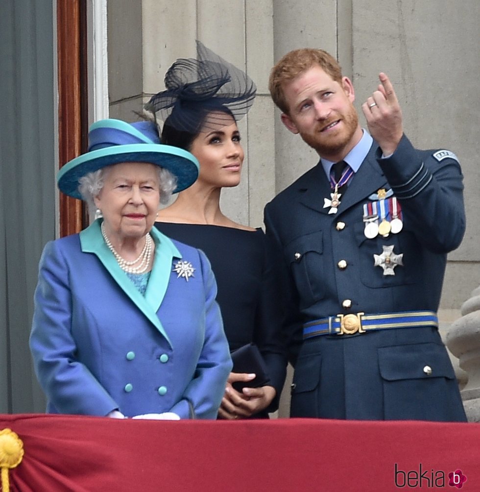 La Reina Isabel, el Príncipe Harry y Meghan Markle en el centenario de la RAF