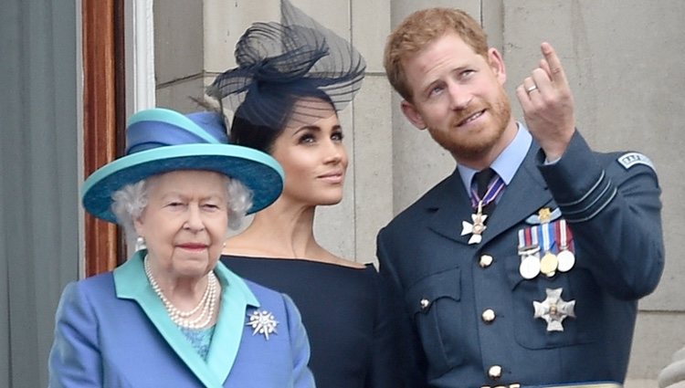 La Reina Isabel, el Príncipe Harry y Meghan Markle en el centenario de la RAF