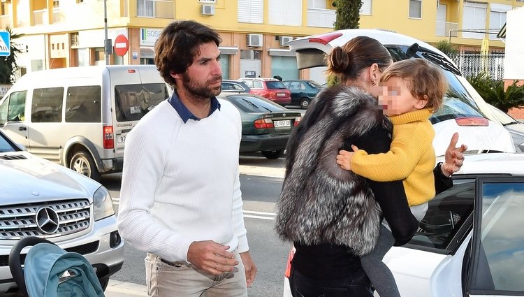 Cayetano Rivera celebra su 43 cumpleaños con Eva González y su hijo