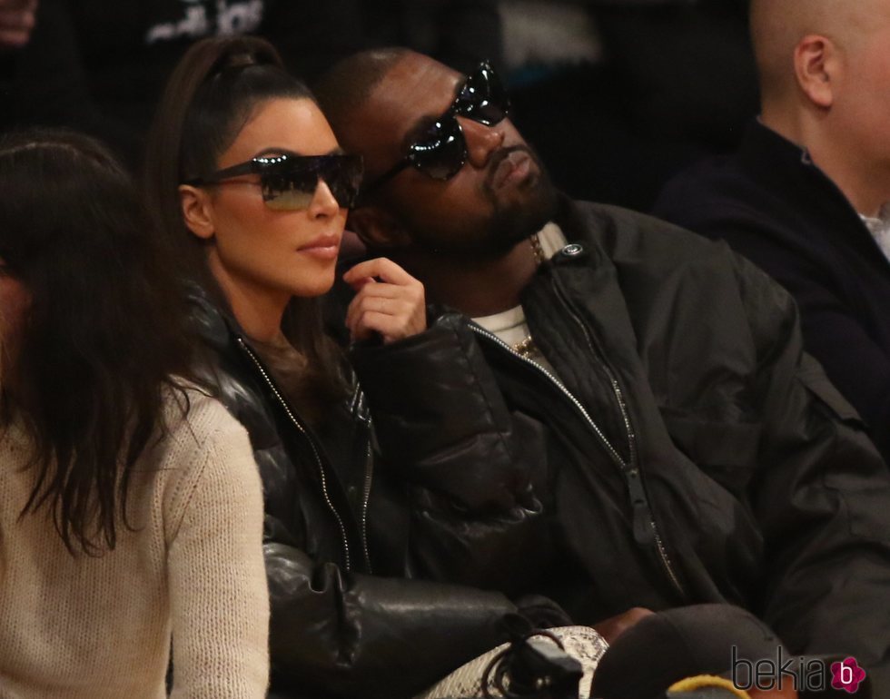 Kim Kardashian y Kanye West en un partido de baloncesto de la NBA