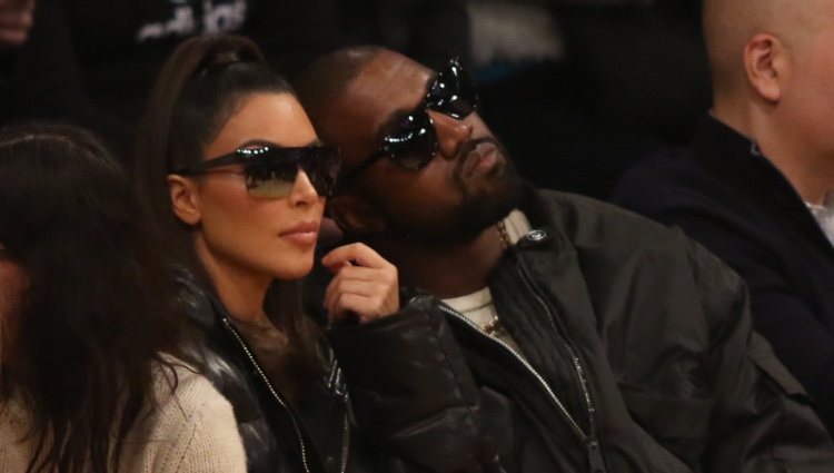 Kim Kardashian y Kanye West en un partido de baloncesto de la NBA