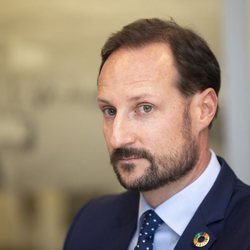 Haakon de Noruega en un acto como Príncipe Regente