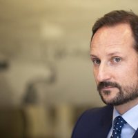 Haakon de Noruega en un acto como Príncipe Regente