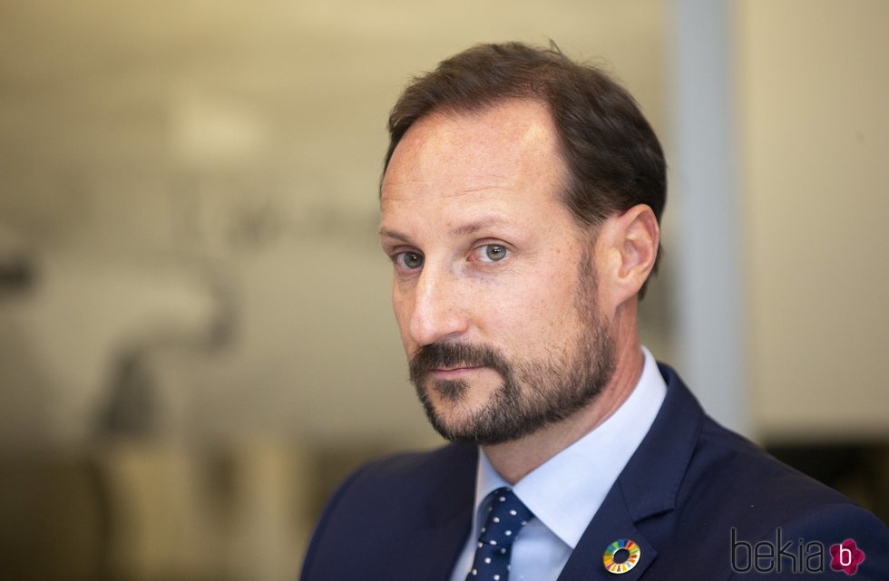 Haakon de Noruega en un acto como Príncipe Regente