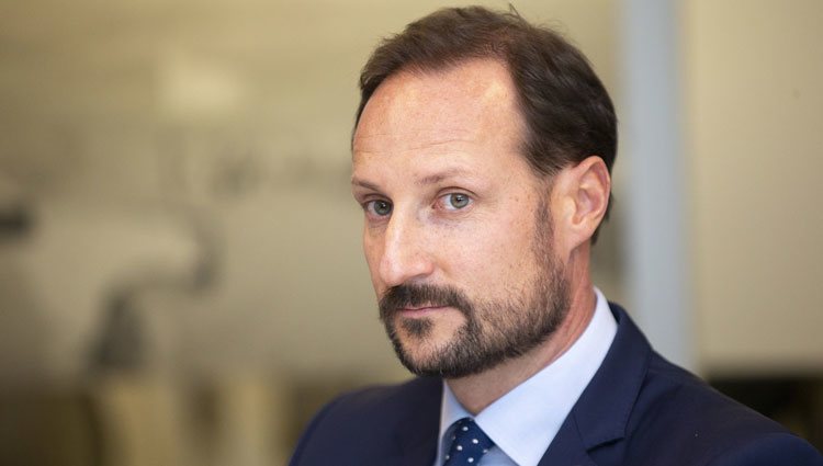 Haakon de Noruega en un acto como Príncipe Regente