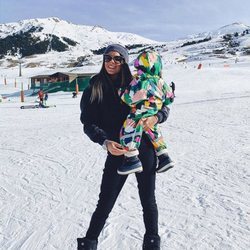 Laura Matamoros en Baqueira Beret con su hijo Matías