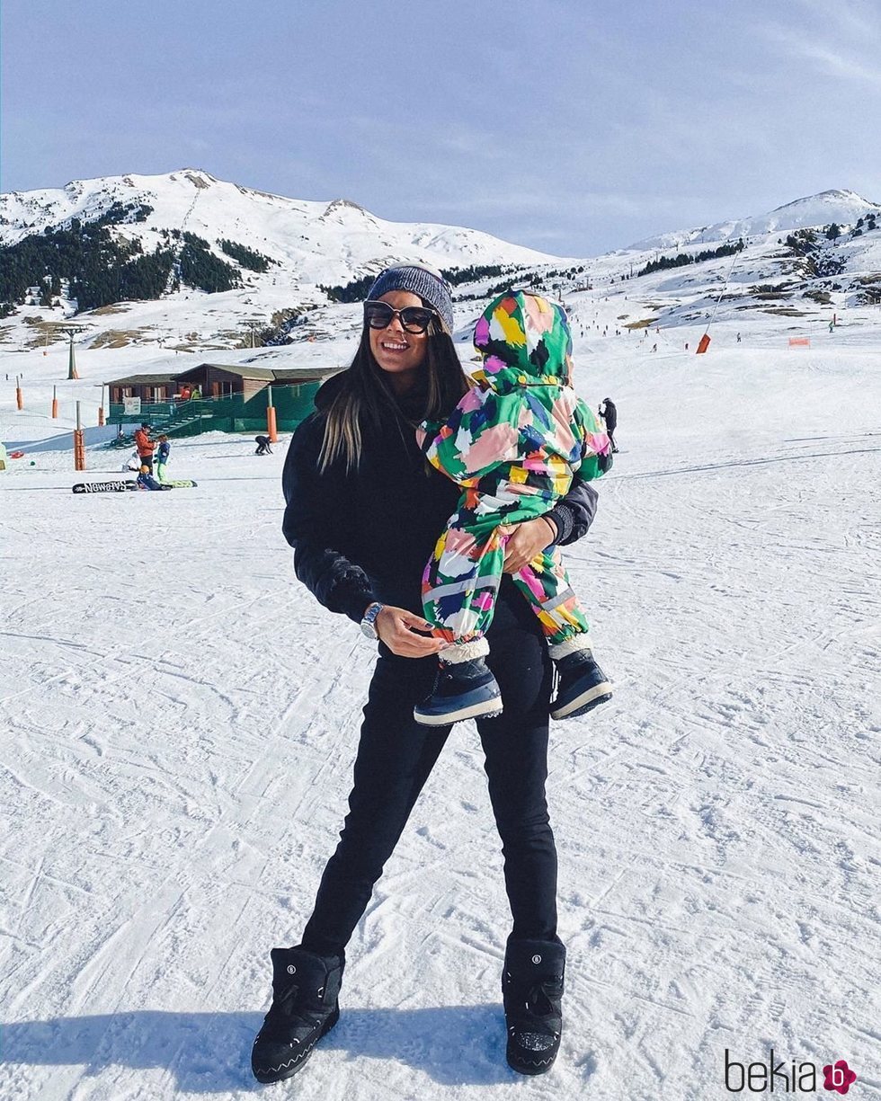 Laura Matamoros en Baqueira Beret con su hijo Matías