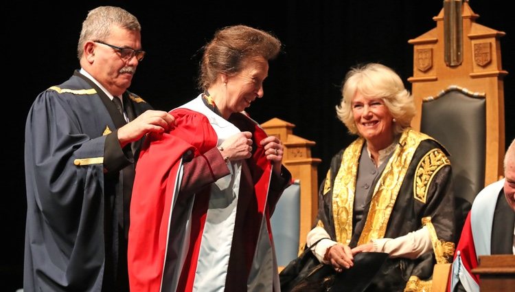 La Princesa Ana recibe un homenaje en la Universidad de Aberdeen en presencia de Camilla Parker