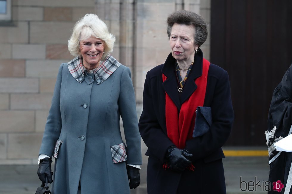 Camilla Parker y la Princesa Ana en la Universidad de Aberdeen