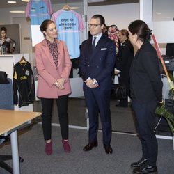 Victoria y Daniel de Suecia en su visita a una asociación LGTBIQ+ en Estocolmo