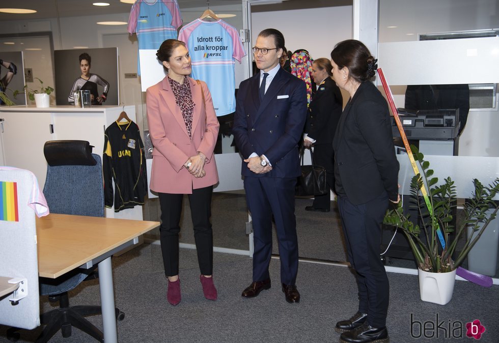 Victoria y Daniel de Suecia en su visita a una asociación LGTBIQ+ en Estocolmo