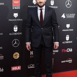 Adam Jezierski en la alfombra roja de los Premios Feroz 2020