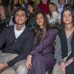 Victoria Federica junto a dos amigos en el desfile de We Love Flamenco 2020