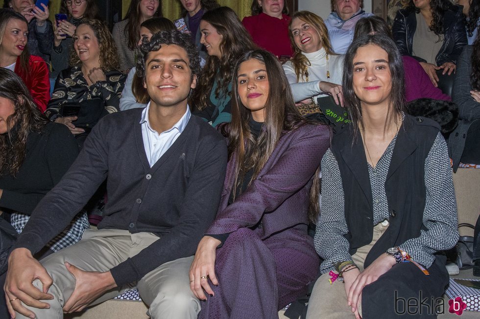 Victoria Federica junto a dos amigos en el desfile de We Love Flamenco 2020