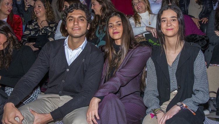 Victoria Federica junto a dos amigos en el desfile de We Love Flamenco 2020