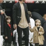 Sergio Ramos con sus hijos Marco y Sergio viendo un partido del Real Madrid