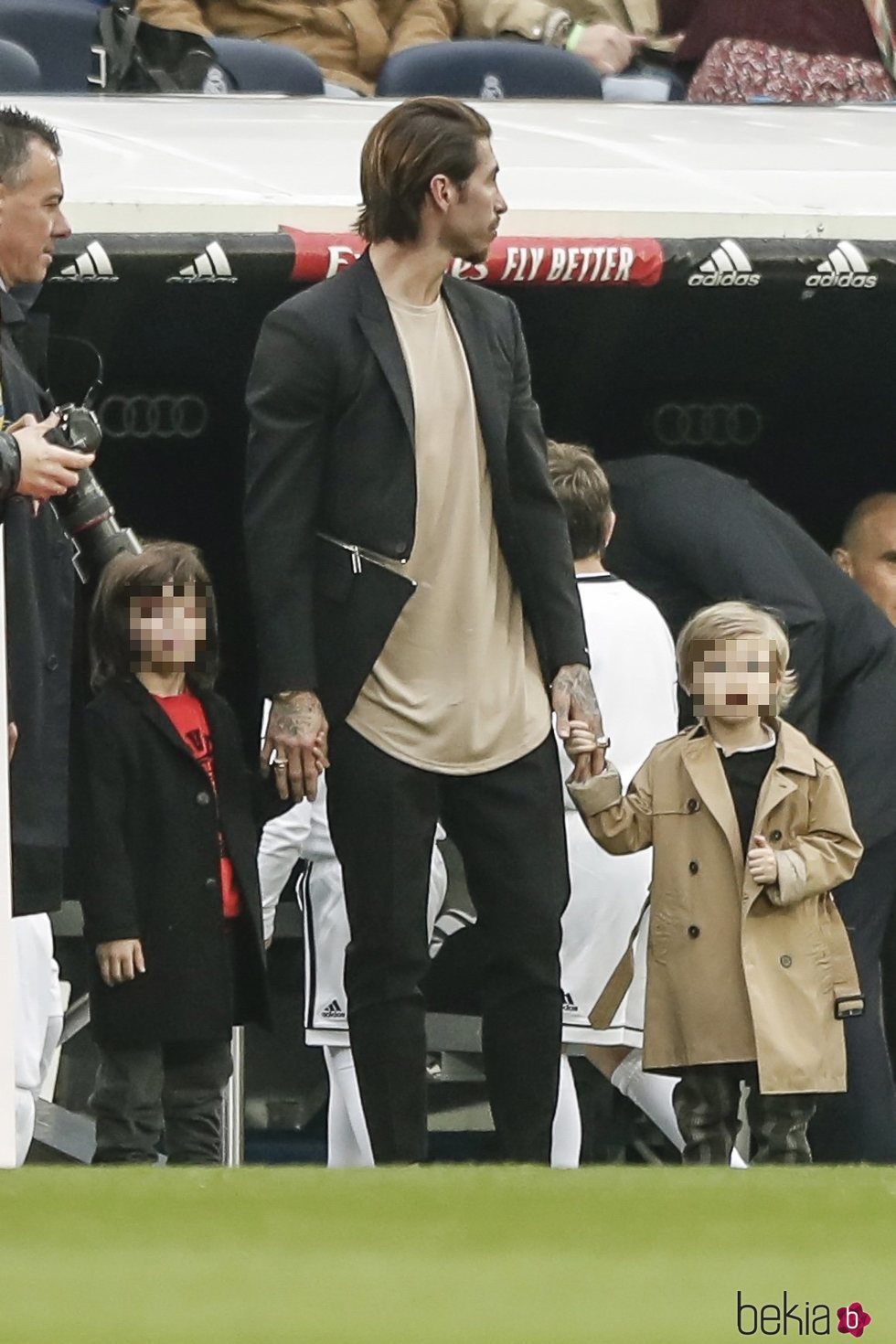 Sergio Ramos con sus hijos Marco y Sergio viendo un partido del Real Madrid