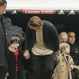 Sergio Ramos, muy atento a sus hijos Marco y Sergio en un partido del Real Madrid