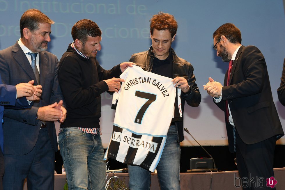 Christian Gálvez con una camiseta de fútbol con su nombre tras el nombramiento de Hijo Adoptivo de la Línea de la Concepción