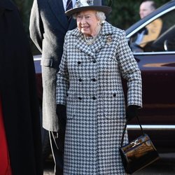 La Reina Isabel y el Príncipe Andrés en un servicio religioso en Sandringham